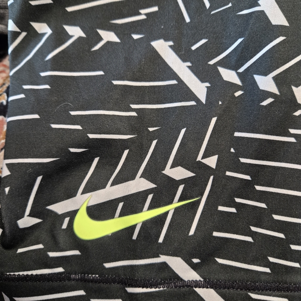 Nike Pro Small  Black and White Patterned Capri Leggings - Picture 5 of 5